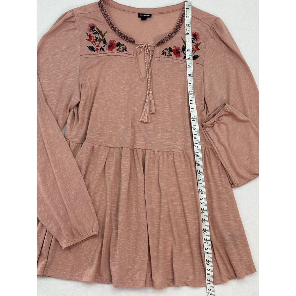 Torrid Pink Embroidered Babydoll Top Balloon Sleeve Tassel Tie V-Neck Size 2 - Picture 7 of 10